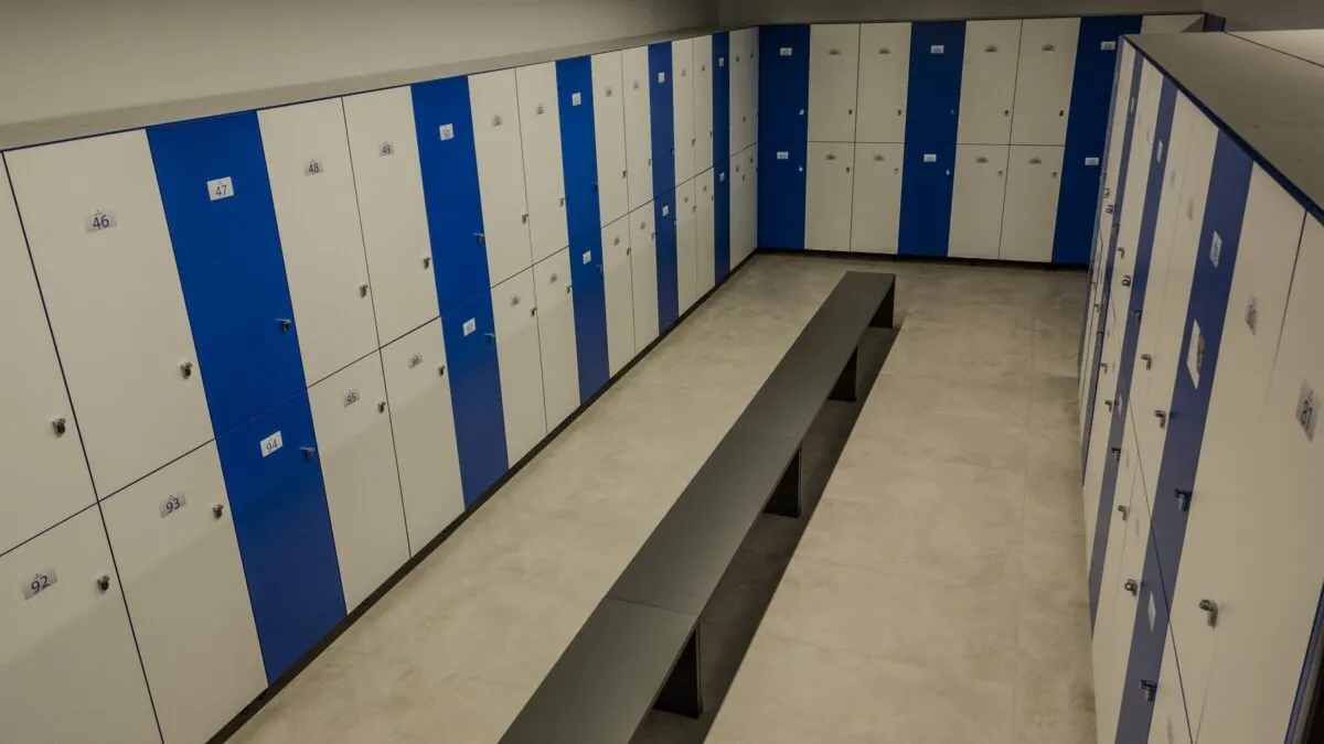 Szatnia z ławką i szafkami