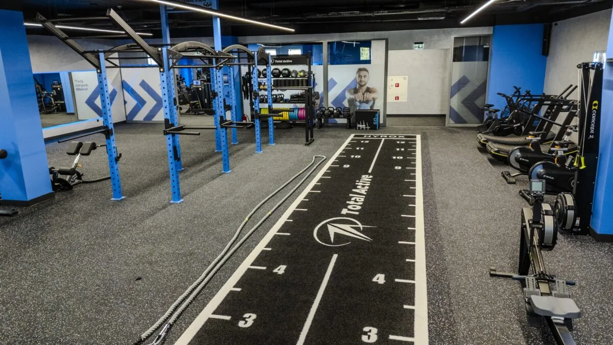 Strefa HYROX z torem treningowym Total Active