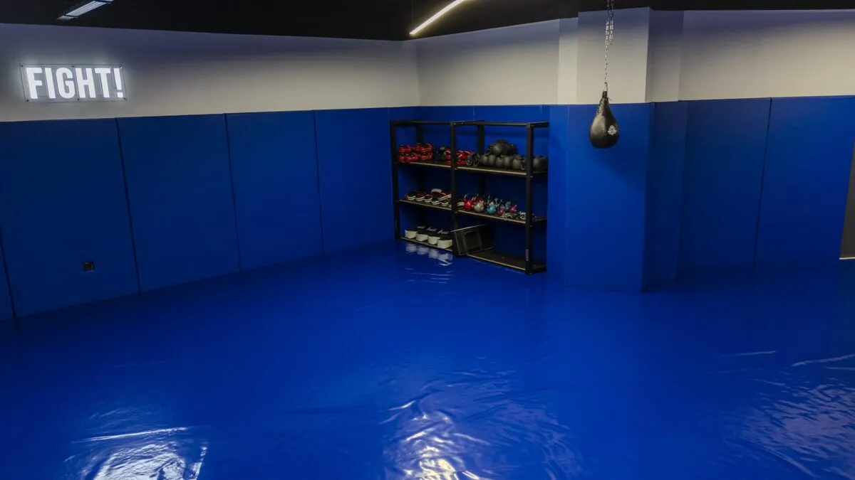 Sala sportów walki z matą i sprzętem